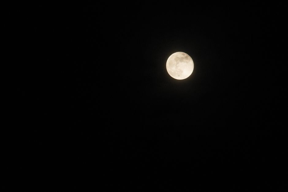 Moonlight Crystal Charging — Build a Full Moon Recharge Routine Full moon glowing in a dark night sky, the traditional schedule marker for moonlight crystal charging