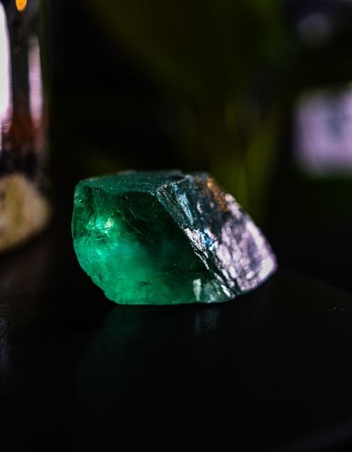 how to identify fake moldavite — rough translucent mossy-green stone like the pieces sold as moldavite online