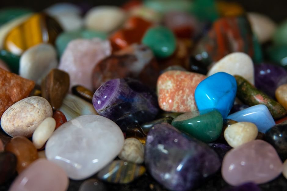 Which Crystals Fade in Sunlight — Amethyst, Rose Quartz & Citrine Compared Assorted tumbled stones including amethyst, rose quartz, and tiger's eye — crystals with very different sun sensitivity levels