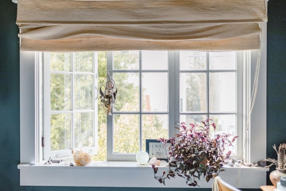 Crystal Fading in Sunlight — UV Exposure Is Real, Energy Depletion Is Not Sunny window with small crystals on the sill, the kind of prolonged UV exposure that physically fades amethyst and rose quartz