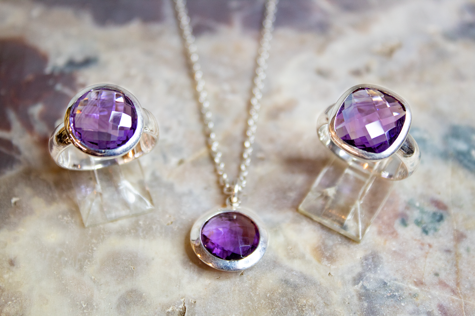Amethyst rings and a necklace with silver settings, jewellery that fades slowly but steadily in daylight