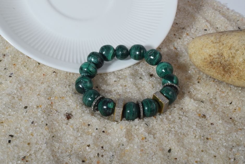 Malachite bead bracelet, the format that takes the most daily impact