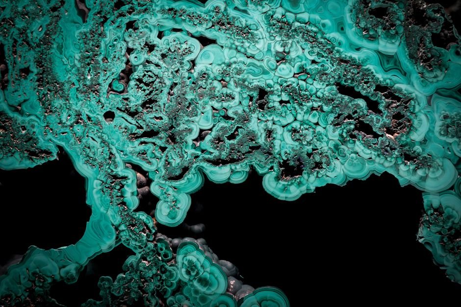 Close-up of malachite banding, the light and dark layers that take polish differently